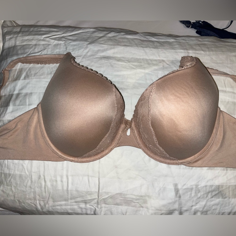 Excellent used condition tshirt bra, body by VS!  36 D!